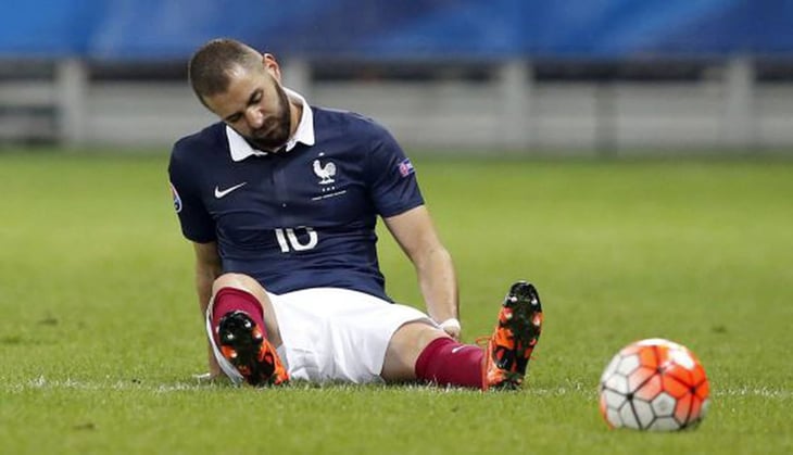 Karim Benzema se retira con una lesión en los isquiotibiales de la pierna izquierda
