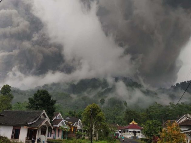 El volcán Monte Semeru de Indonesia entra en erupción