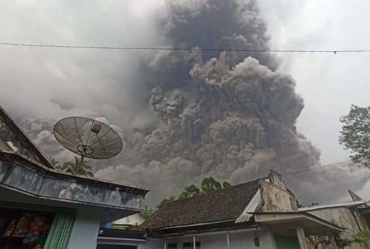 Elevan a 13 los fallecidos por la erupción del volcán indonesio Semeru