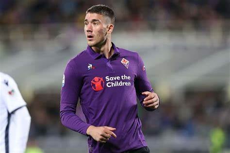 El máximo artillero Vlahovic coloca al Fiorentina en puestos de Liga Europa
