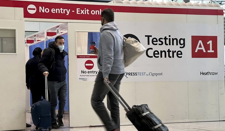 En Reino Unido los expertos endurecen los viajes aunque lo ven 'demasiado tarde'