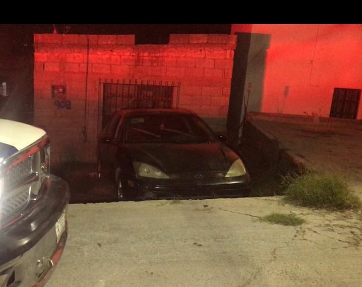 Se le brinca el cambio a carro estacionado y termina proyectado contra vivienda de Monclova