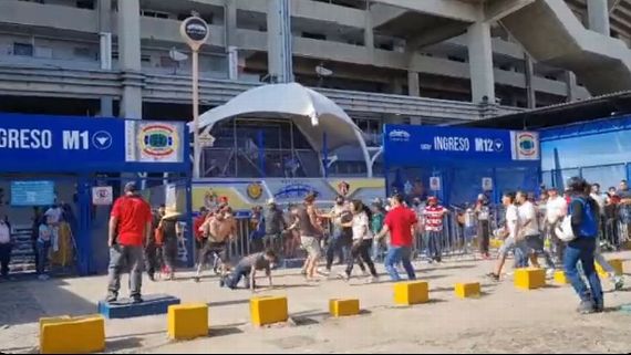 Llegan a los golpes en las taquillas del Estadio Jalisco 