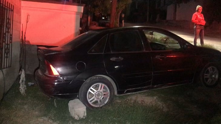 Automóvil termina impactado contra vivienda en Monclova, al botársele la palanca de los cambios