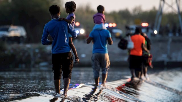 Migrantes con miedo y esperanza por restablecimiento de 'Quédate en México'