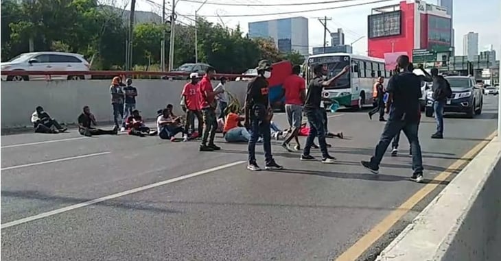 Haitianos bloquean vía en Monterrey; piden trabajo