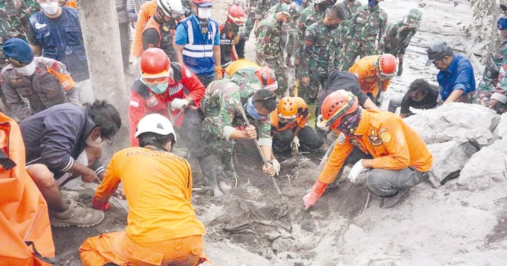 22 muertos  y 27 desaparecidos suman por erupción de volcán en Indonesia