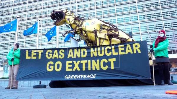 Greenpeace protesta contra gas y nuclear con dinosaurio gigante ante la CE
