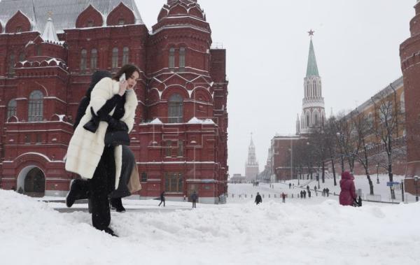 Moscú sufre la mayor nevada al comienzo del invierno en 72 años