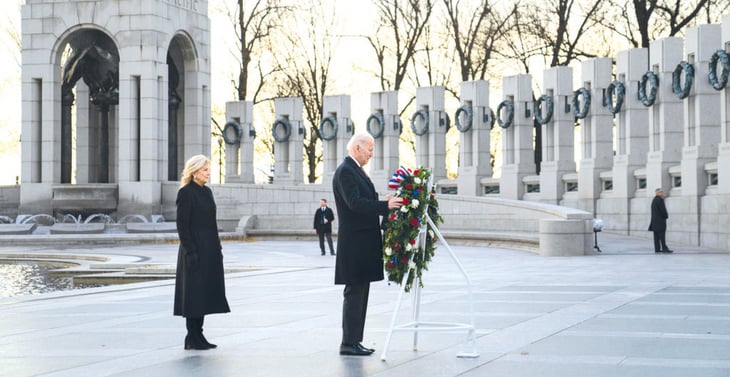 Joe Biden conmemora el 80 aniversario de ataque a Pearl Harbor,  con visita al memorial
