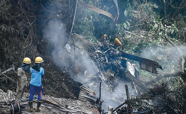 Un helicóptero que transportaba militares se desploma; deja 13 muertos