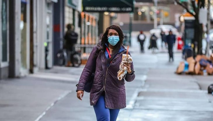 Nueva York exige el uso de mascarillas en espacios de interior públicos