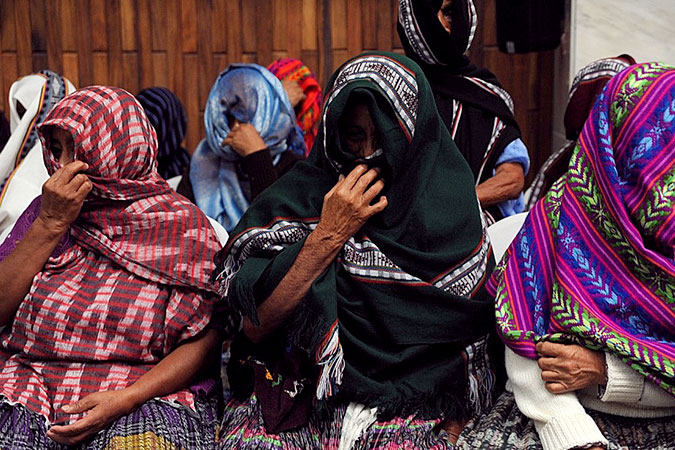 Entierro masivo de víctimas de la guerra en un pueblo indígena de Guatemala