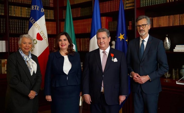 Leonardo Curzio es condecorado por la embajada de Francia con el grado de Caballero