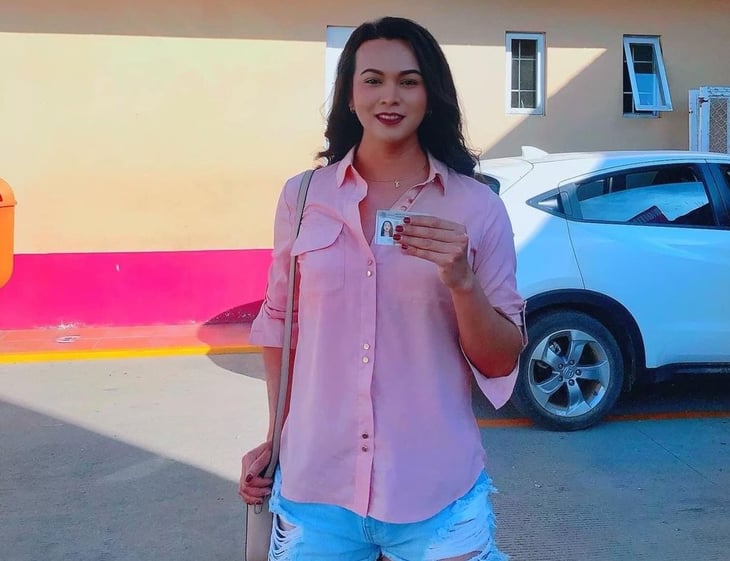 Isabela se convierte en primera mujer trans de Pinotepa en recibir su INE