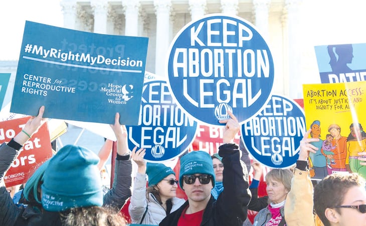 Tribunal permite a clínicas desafiar veto al aborto en Texas