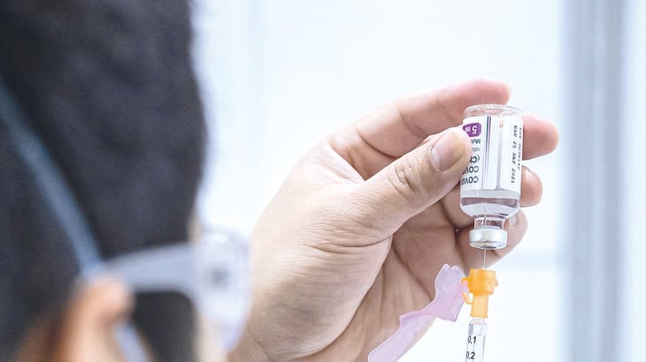Refuerzo de vacuna COVID-19 protege hasta 75% contra ómicron, según estudio