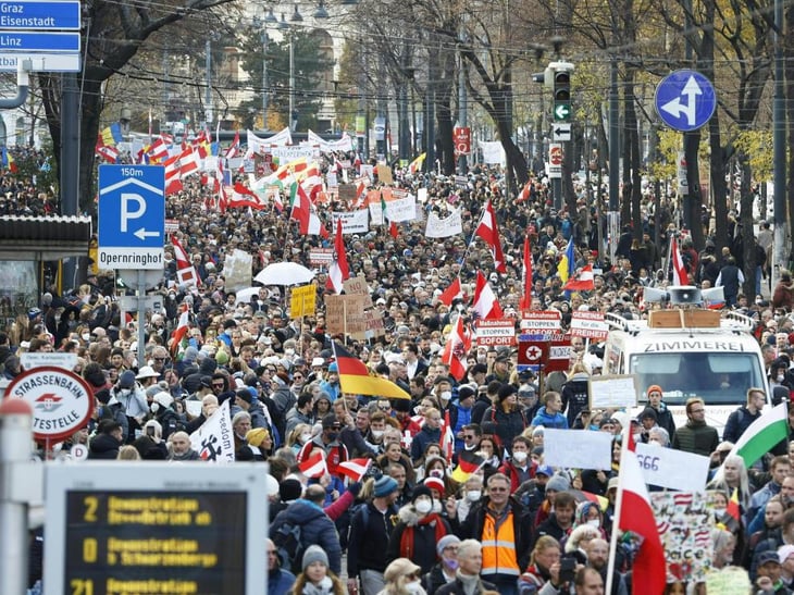 Miles de personas protestan contra la vacunación antiCOVID-19 obligatoria en Viena