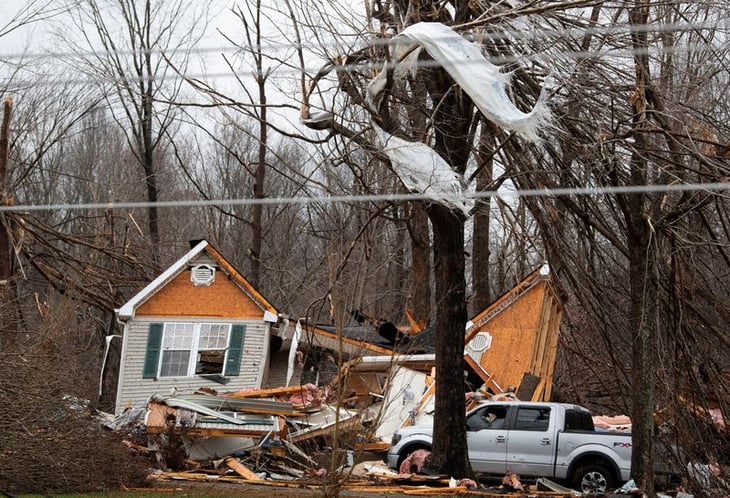 Tras más de 70 muertes en Kentucky; el peligro de tornados se mantiene en EU 