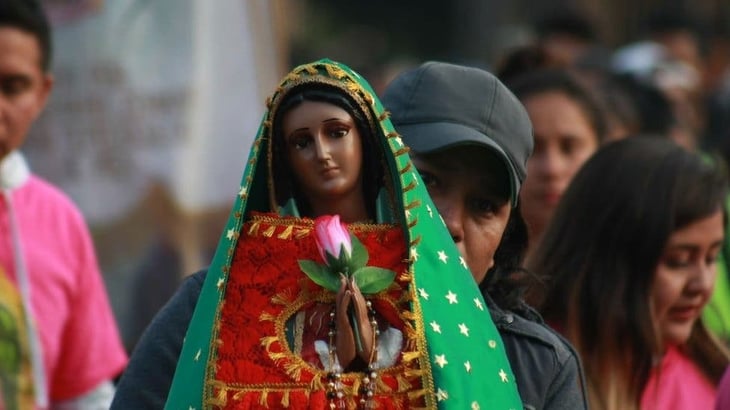 Peregrinos llegan a la mexicana Basílica de Guadalupe en víspera de festejos