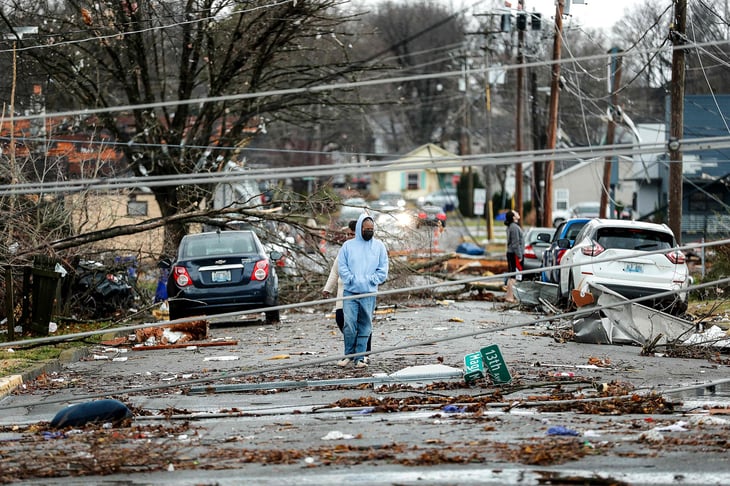 Tras el tornado de Kentucky, los equipos de rescate prosiguen con sus actividades al salir el sol