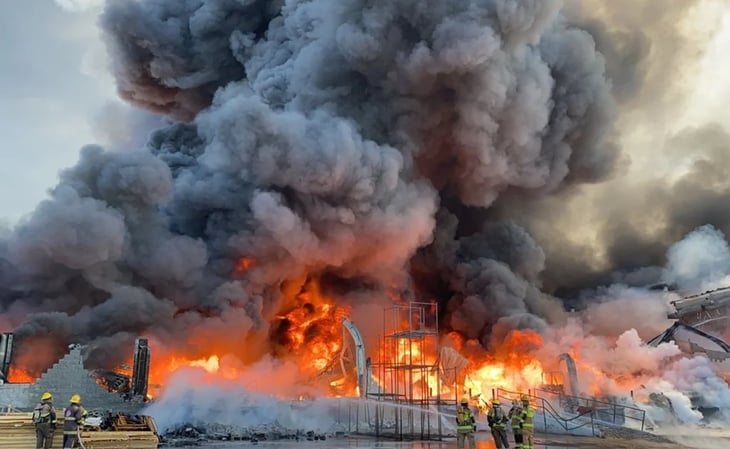 Incendio colapsa nave industrial en NL; evacuan a 15 trabajadores