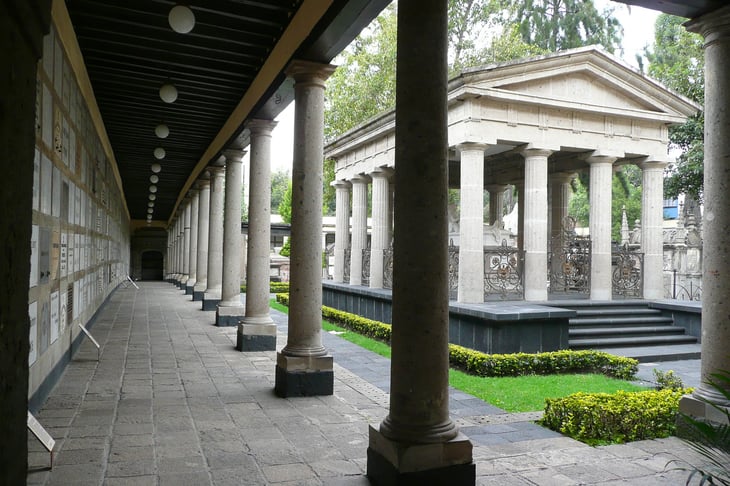 Hallan 17 entierros del siglo XIX afuera del Panteón de San Fernando