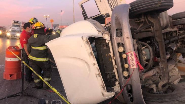 Un trailero pierde la vida al volcar en carretera Monterrey-Saltillo