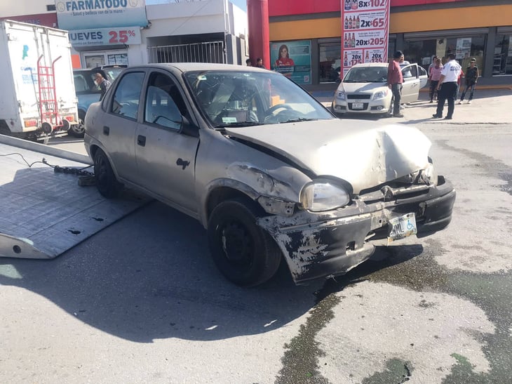Conductor intenta incorporarse al bulevar San José de Monclova y provoca accidente automovilístico