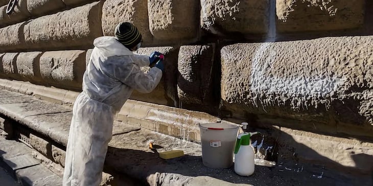 Vandalizan con un grafiti la fachada de un palacio renacentista de Florencia