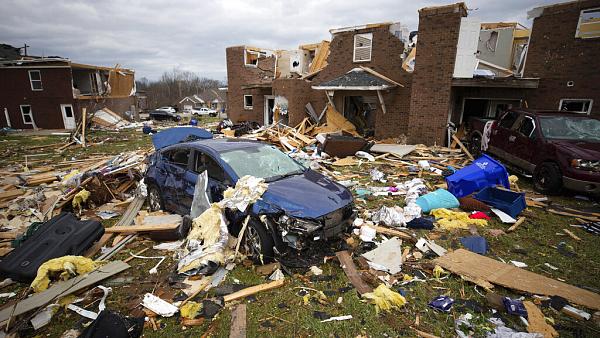 Prosigue búsqueda del más de centenar de desaparecidos por tornados en Estados Unidos