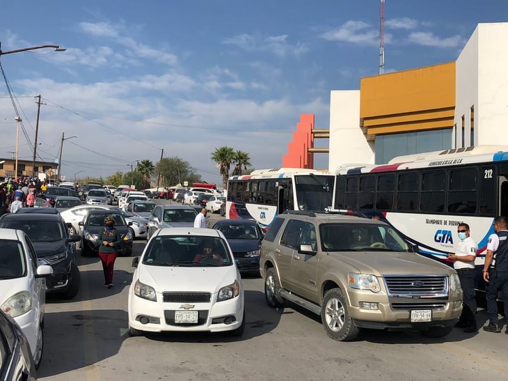 En Monclova camioneta abandonada causa congestionamiento vial