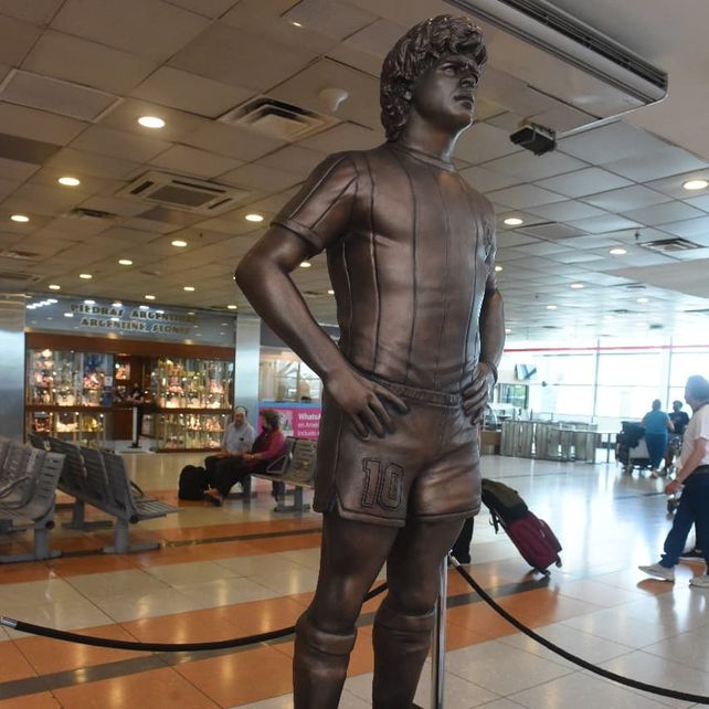 Inauguran una estatua de Maradona en el principal aeropuerto de Argentina