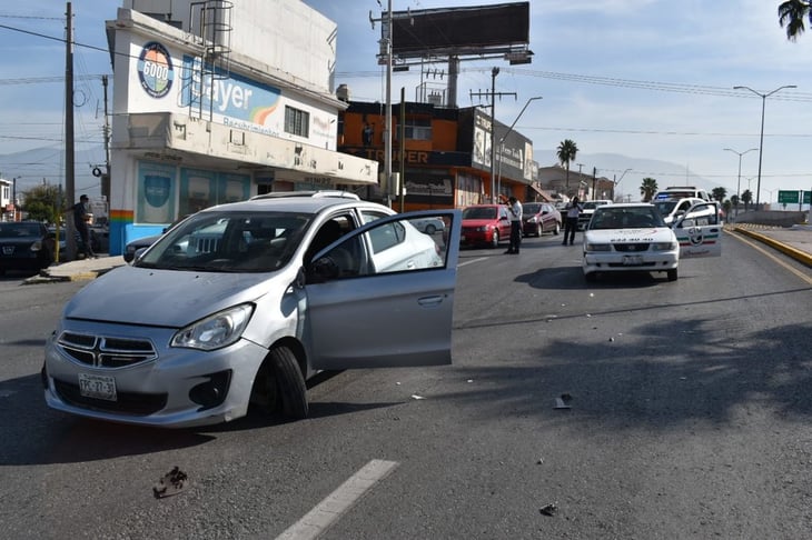 Conductora invade carril y provoca carambola de tres autos en Monclova