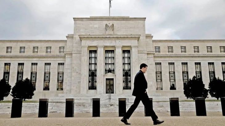 Fed anticipa final de compras de bonos y prevé tres aumentos de tasas en 2022