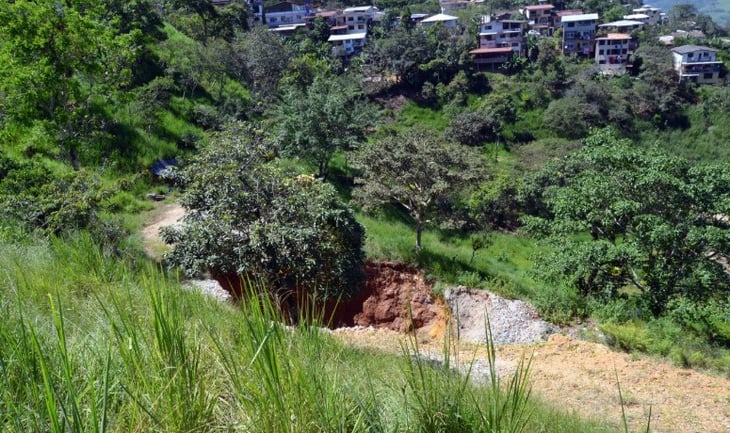 Colapsan viviendas por socavón en ciudad minera del sur de Ecuador