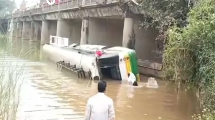 Un autobús cae a un río con 47 personas, hay 9 muertos y 22 heridos