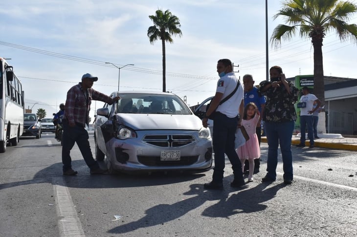 Monclova: Conductora invade carril en el bulevar Pape y provoca fuerte carambola de tres vehículos