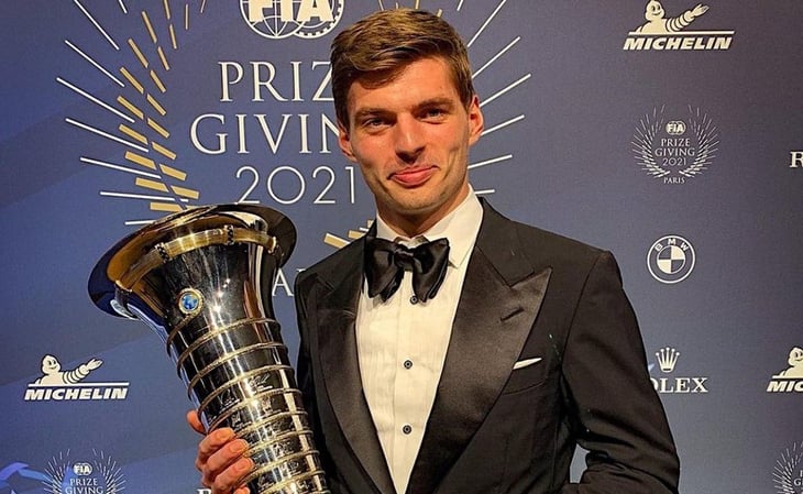 Max Verstappen recibe trofeo como campeón de la Fórmula 1