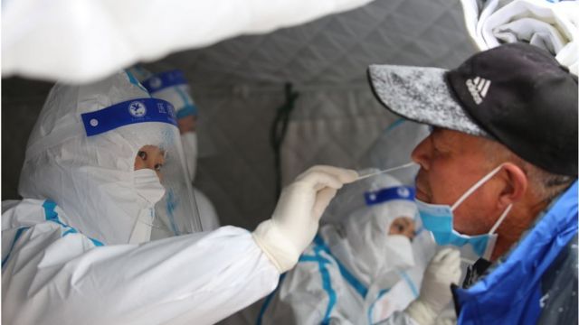 China detecta 76 nuevos casos de COVID-19, 56 de ellos por contagio local