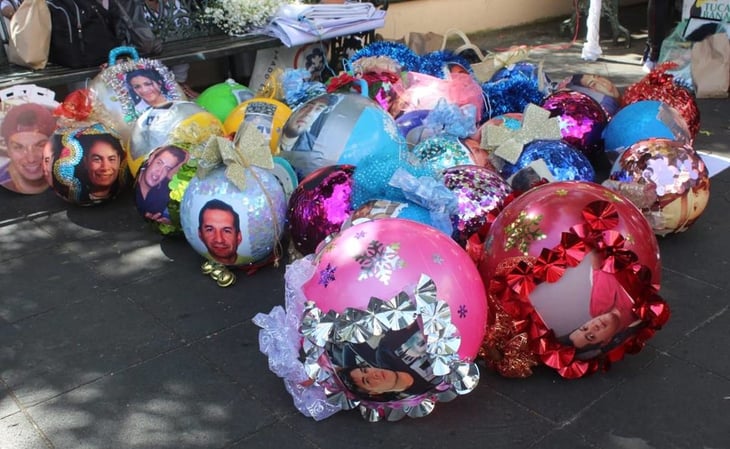 Con esferas navideñas recuerdan a desaparecidos en Xalapa