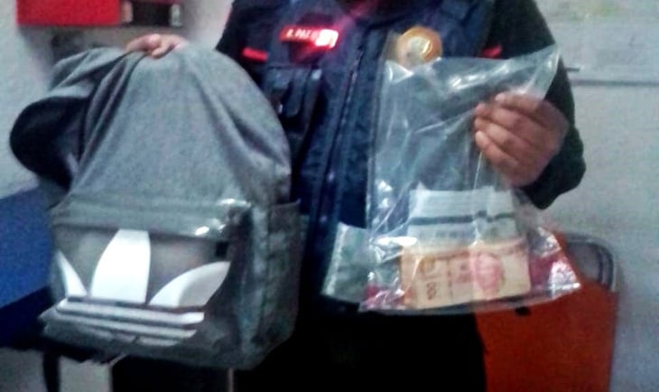 Devuelven mochila extraviada con 10 mil pesos en el Metro CDMX