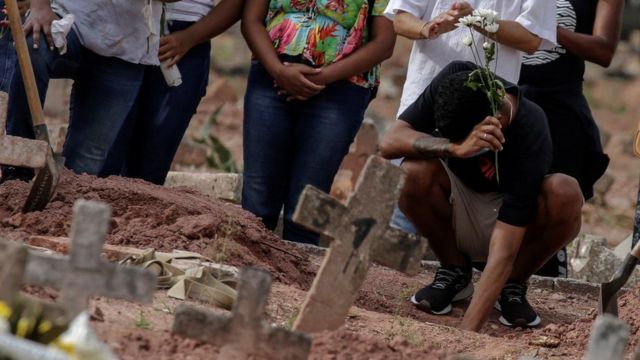 Brasil registra 153 nuevas muertes y reduce intervalo para dosis de refuerzo