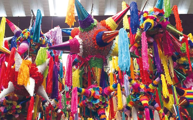 Monclovenses compran piñatas para festejar Navidad y Año Nuevo