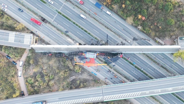 Un viaducto se desmorona sobre una autopista en China