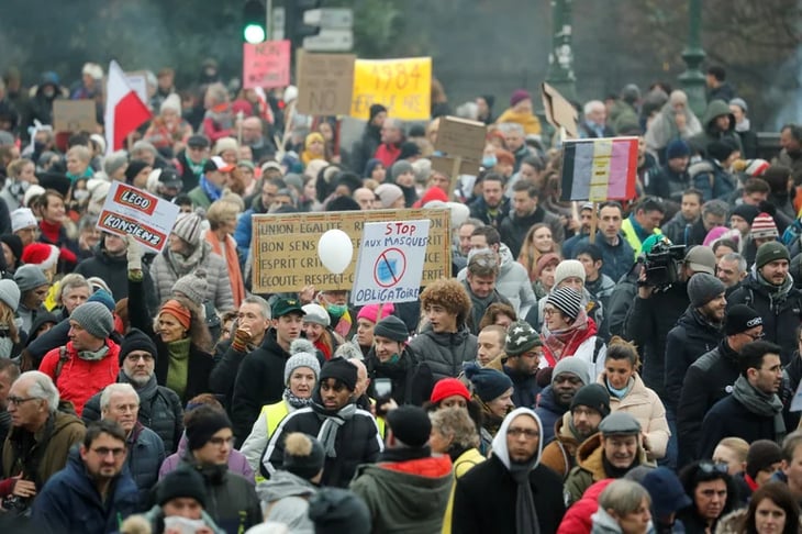 3,500 personas se manifiestan en Bruselas contra el pasaporte COVID-19