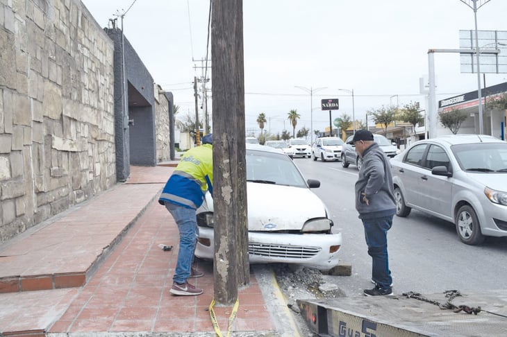 Monclova: Auto choca con poste de Telmex porque le fallaron los frenos 
