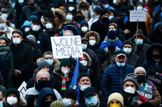 Más de 2 millones de polacos se manifiestan pidiendo que veten la ley de medios