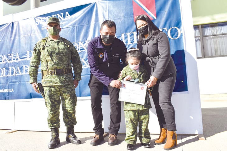 Isabela Escamilla es nombrada 'Soldado por un Día' por el CRIT Monclova