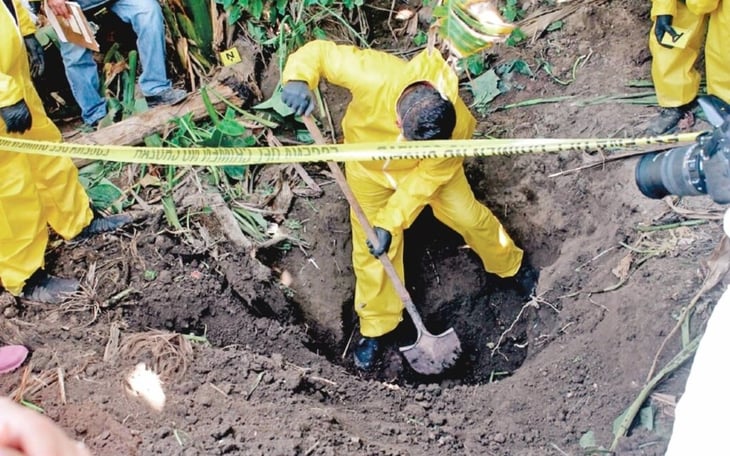 Hallan dos cuerpos semienterrados en fosas clandestinas en Michoacán